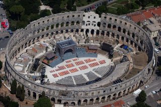 The_new_old_amphitheater_in_Pula_Istria_(19629095974).jpg