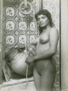 Lehnert_et_Landrock_-_Fatma_à_la_fontaine,_Tunisie_vers_1909.jpg